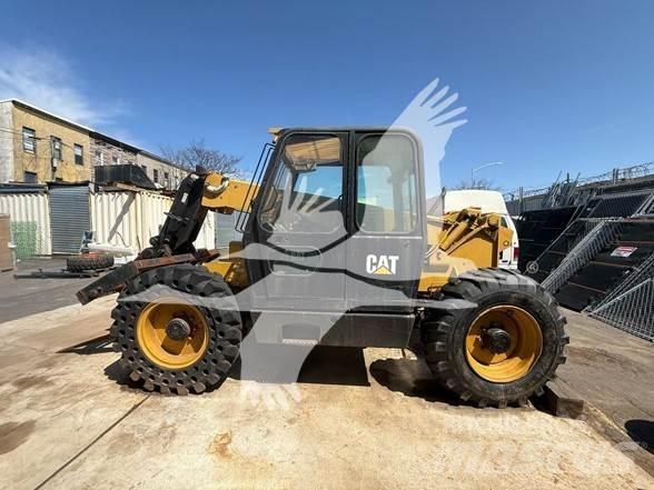 CAT TH82 Telescopic handlers