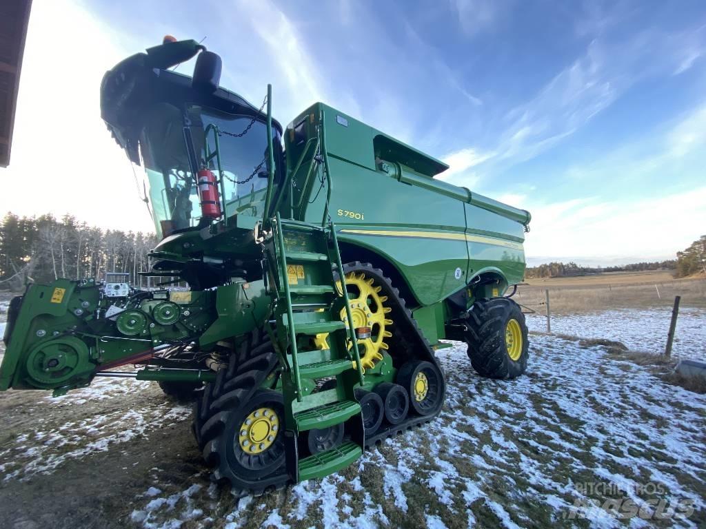 John Deere S790i Combine harvesters