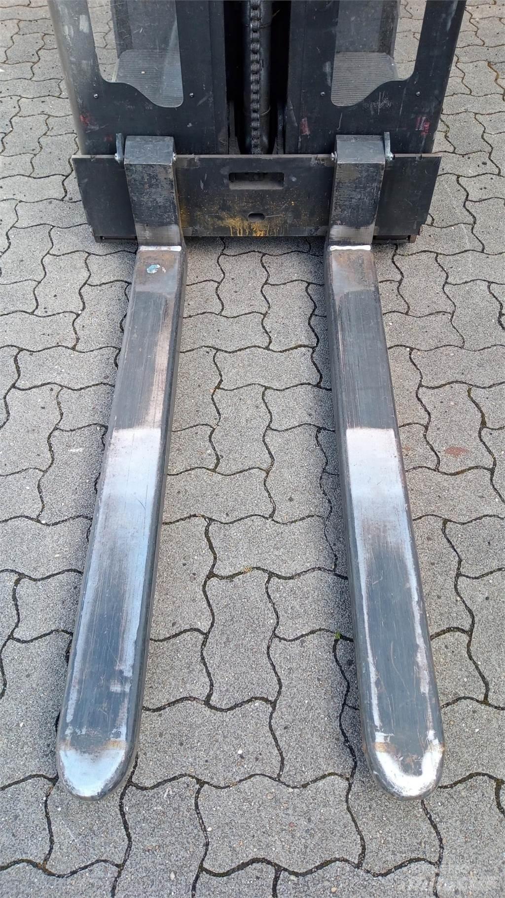 Toyota OSE100 Low lift with platform