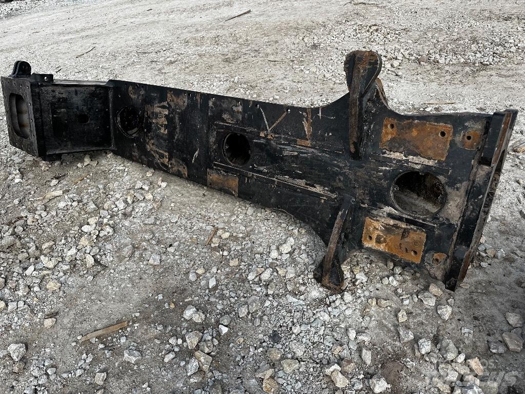 Komatsu 895 Chassis and suspension