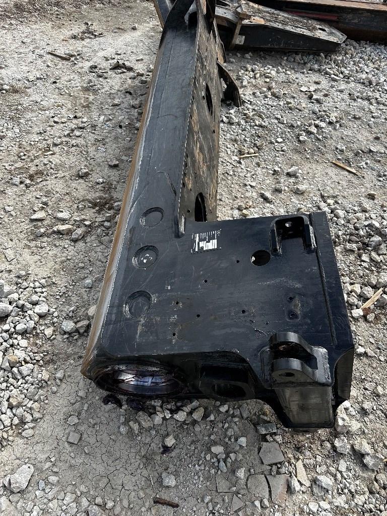 Komatsu 895 Chassis and suspension