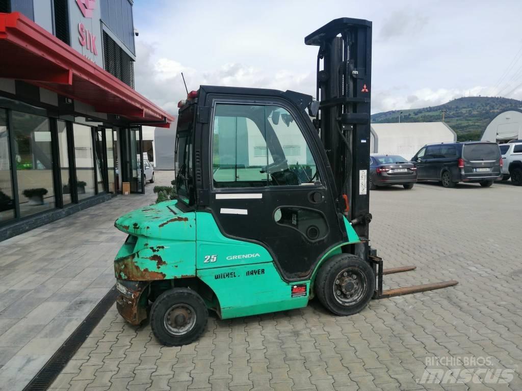 Mitsubishi FD25N Diesel trucks