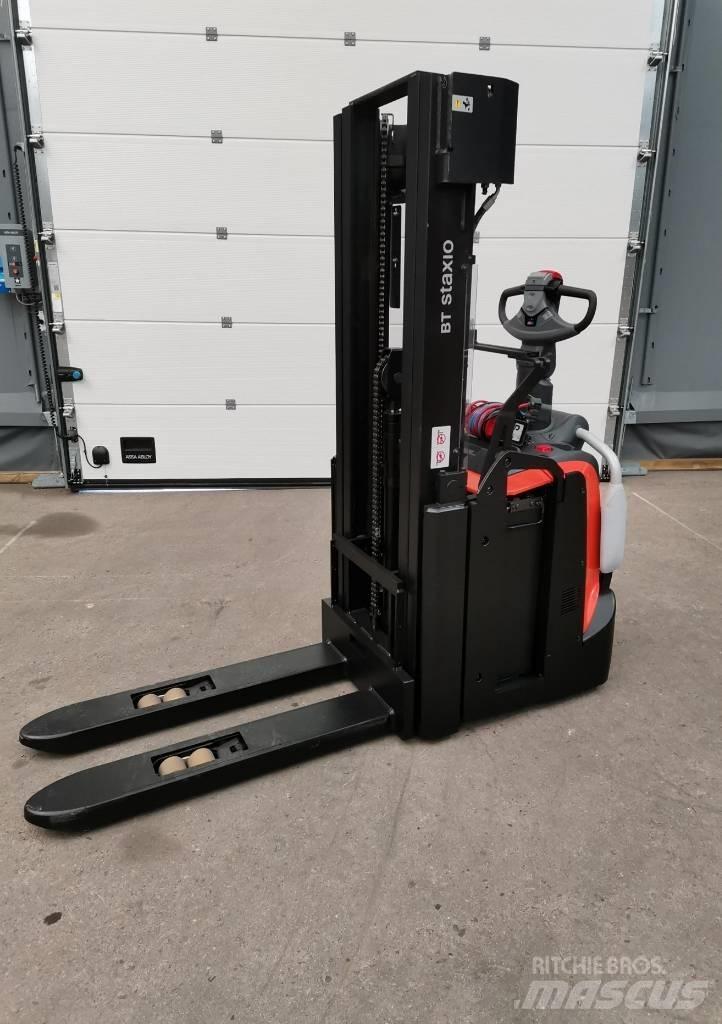 Toyota SPE140L Pedestrian stacker