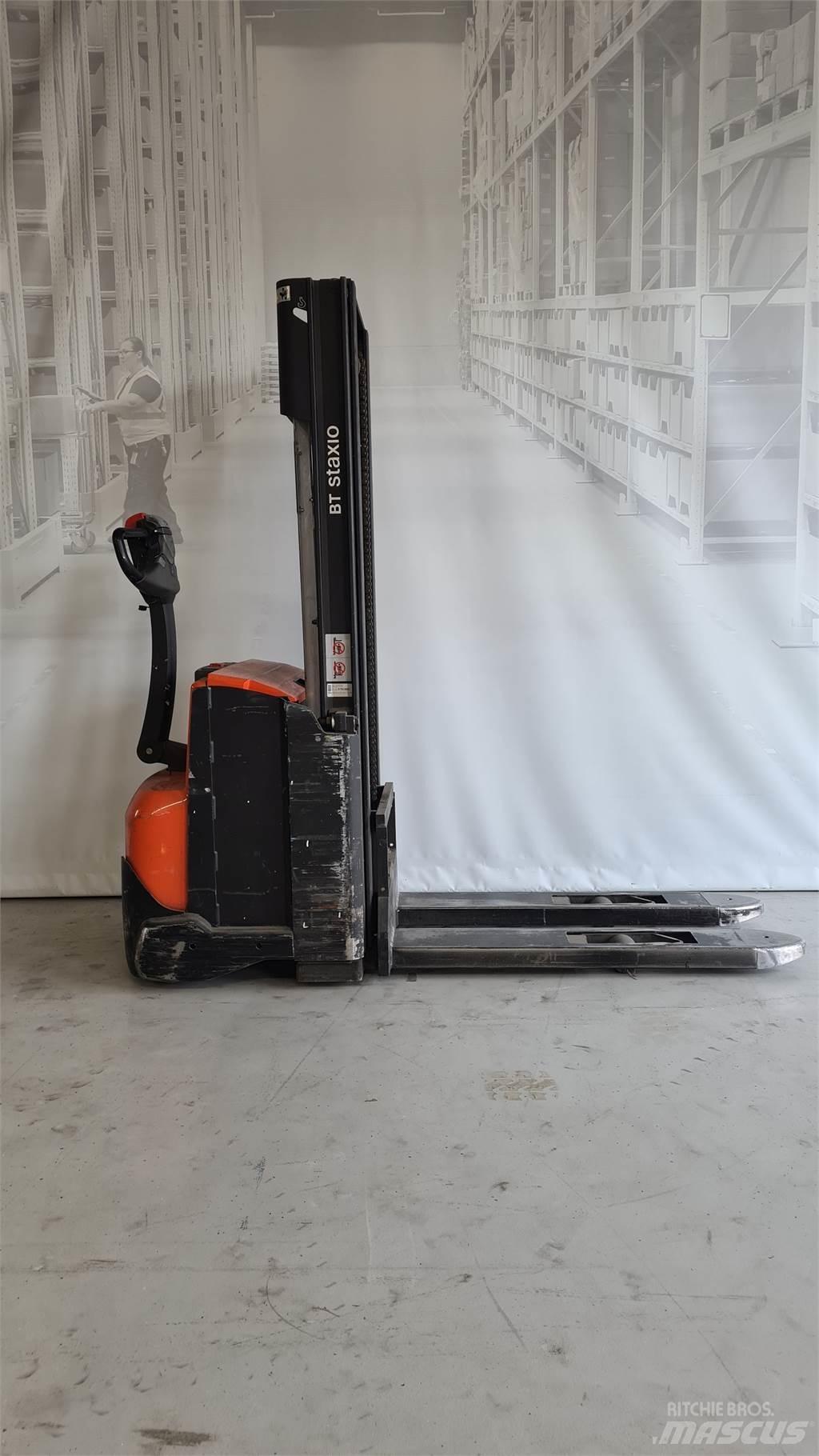 Toyota SWE120 Pedestrian stacker