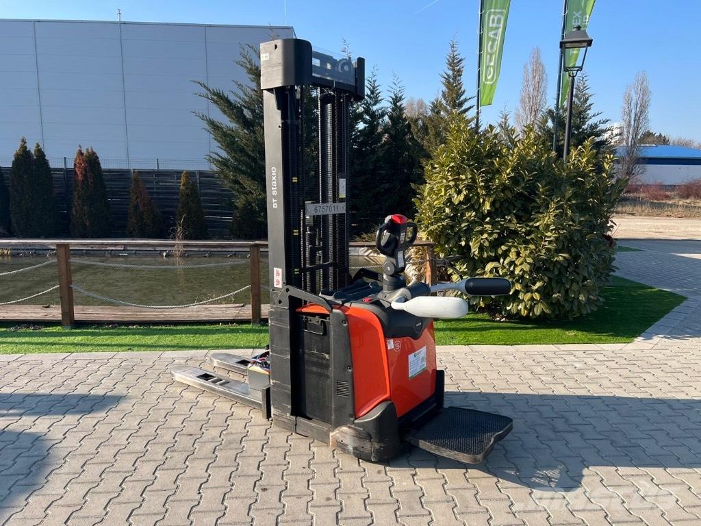 Toyota SPE 140 Pedestrian stacker