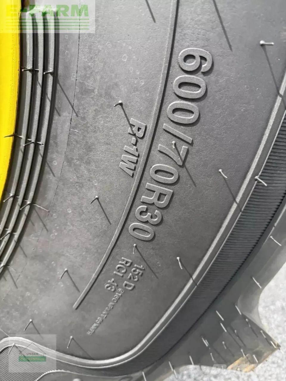 John Deere 7920 Tractors