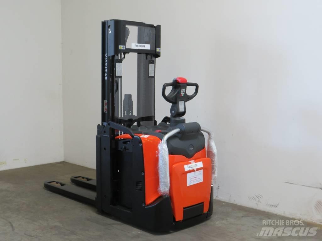 BT SPE 120 L GB Pedestrian stacker