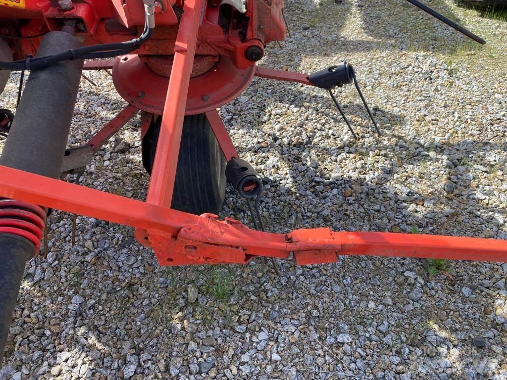 Kuhn GF8702 Rakes and tedders