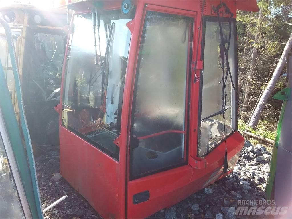 Komatsu 895 Cabins and interior