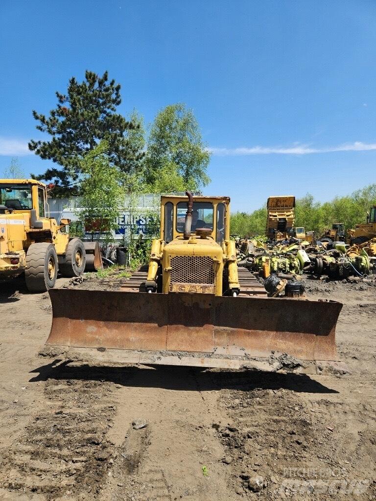 CAT D 6 Crawler dozers