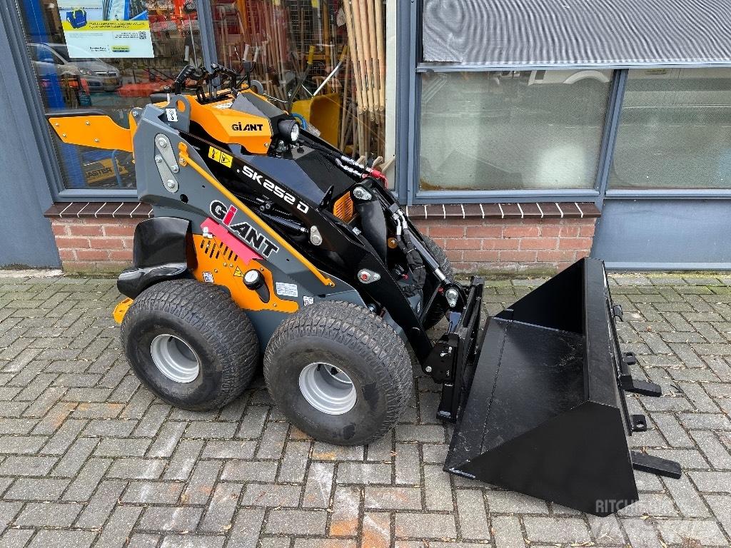 GiANT SK252D Multi-purpose loaders