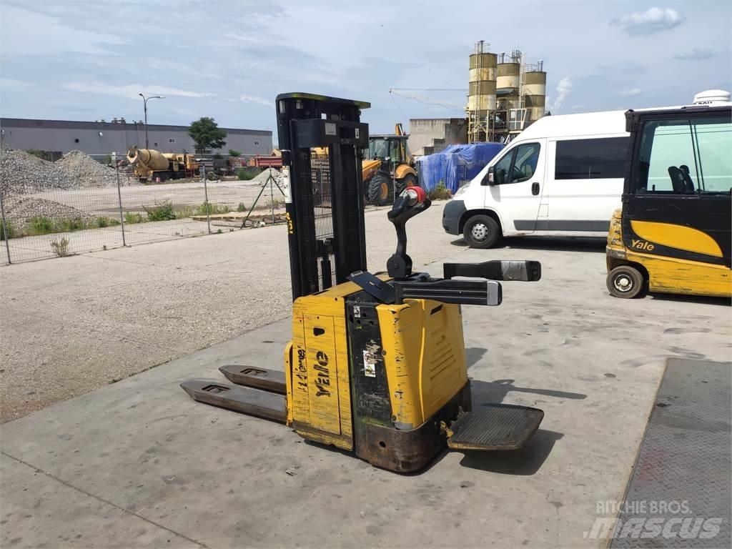 Yale MS15X IL Pedestrian stacker