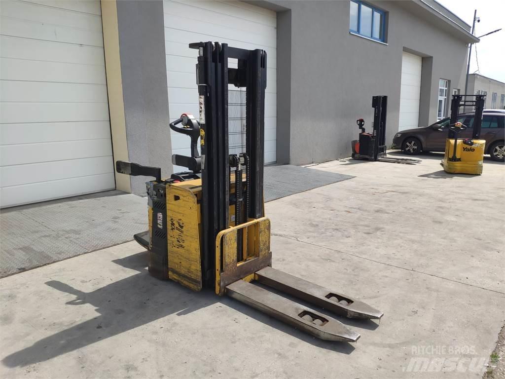 Yale MS15X IL Pedestrian stacker