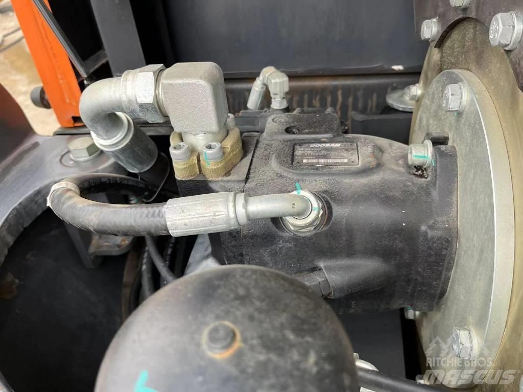 Doosan DX 140 LC Crawler excavators