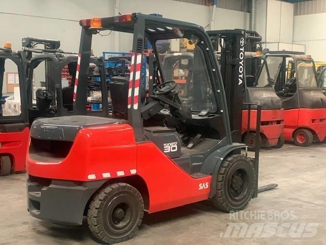 Toyota 8 FD F 30 Diesel trucks