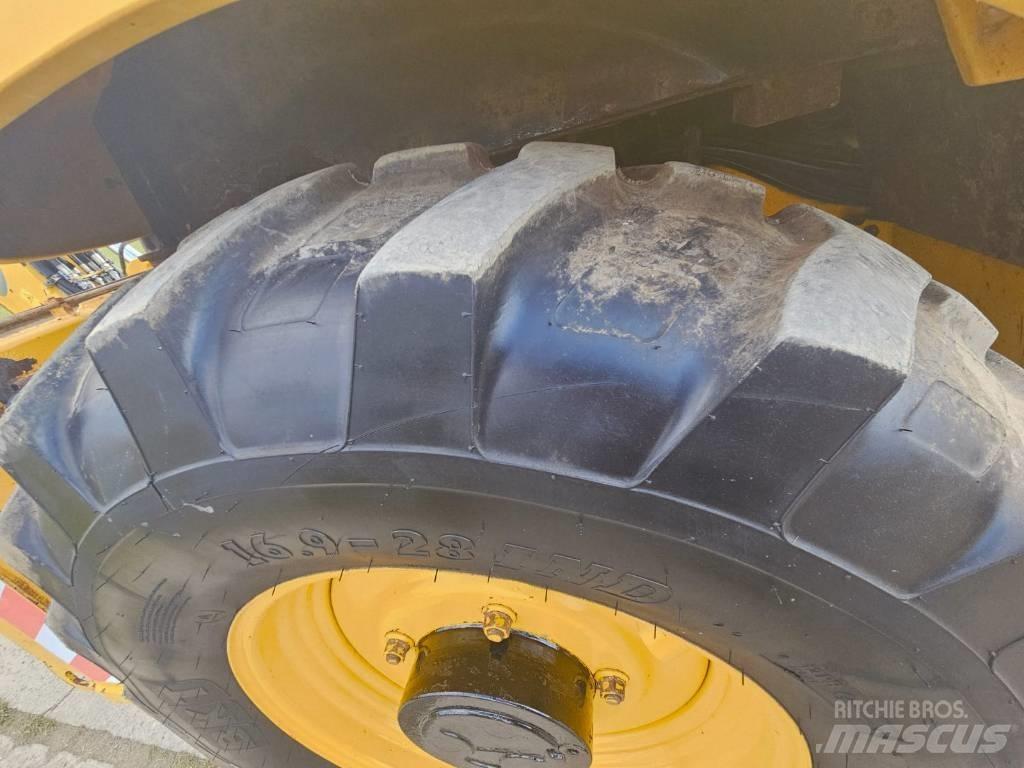 Komatsu WB 93 S-5 Backhoe