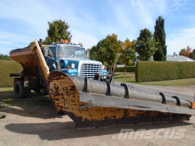 Ford LTL 9000 Snow blades and plows