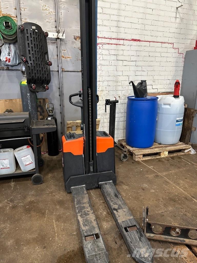 Toyota HWE 100 Pedestrian stacker