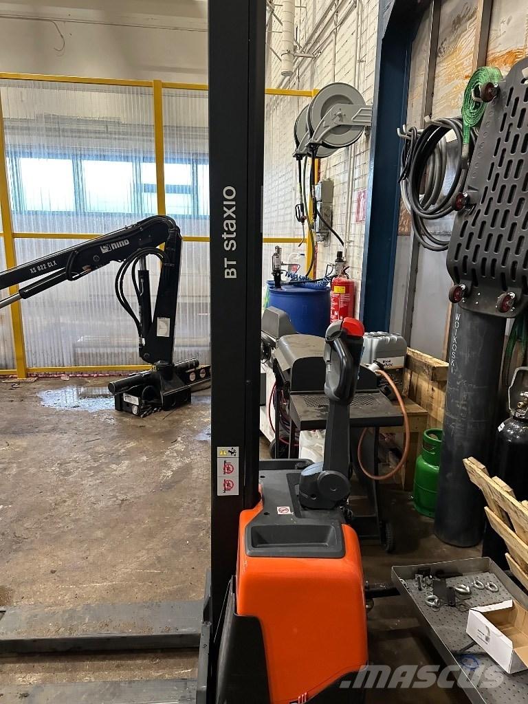 Toyota HWE 100 Pedestrian stacker