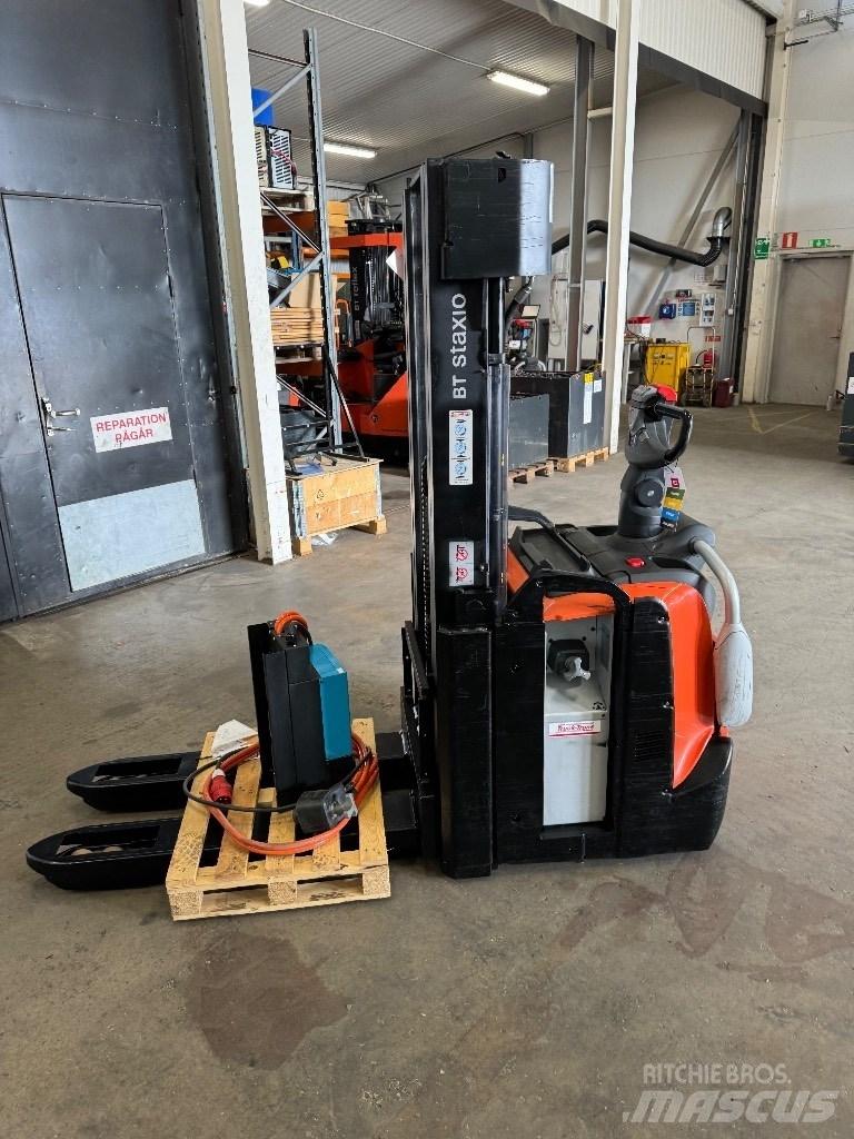 Toyota SPE140L Pedestrian stacker