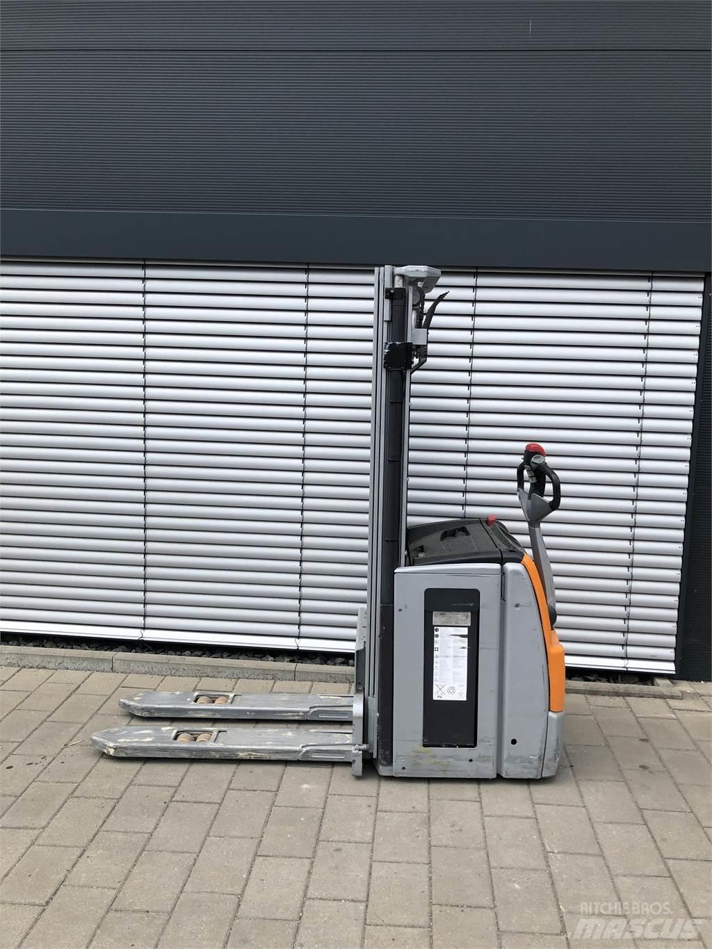 Still EXV 16 Pedestrian stacker