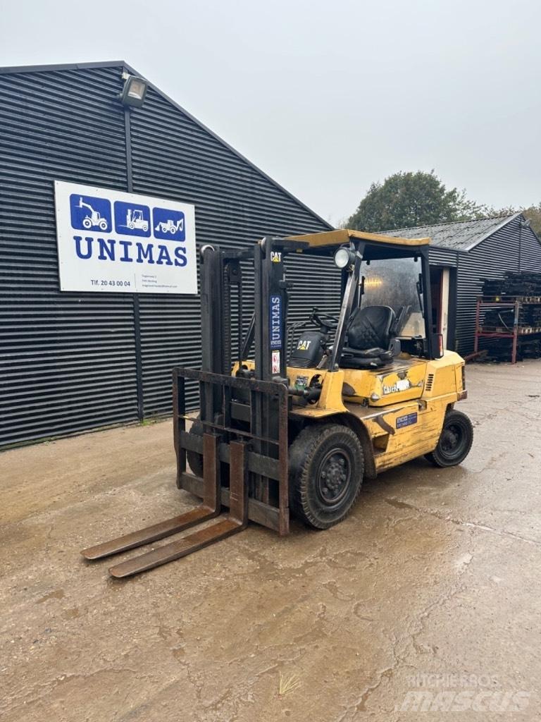 CAT DP 40 Diesel trucks