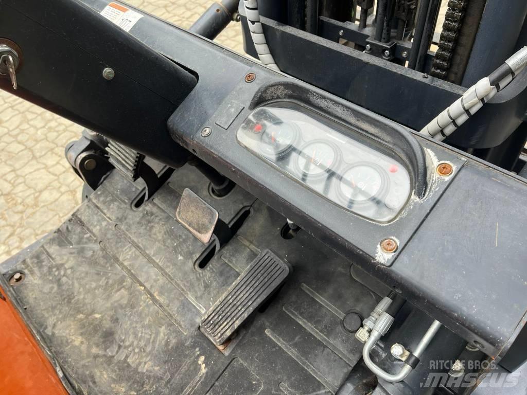 Doosan D 25 GP Diesel trucks