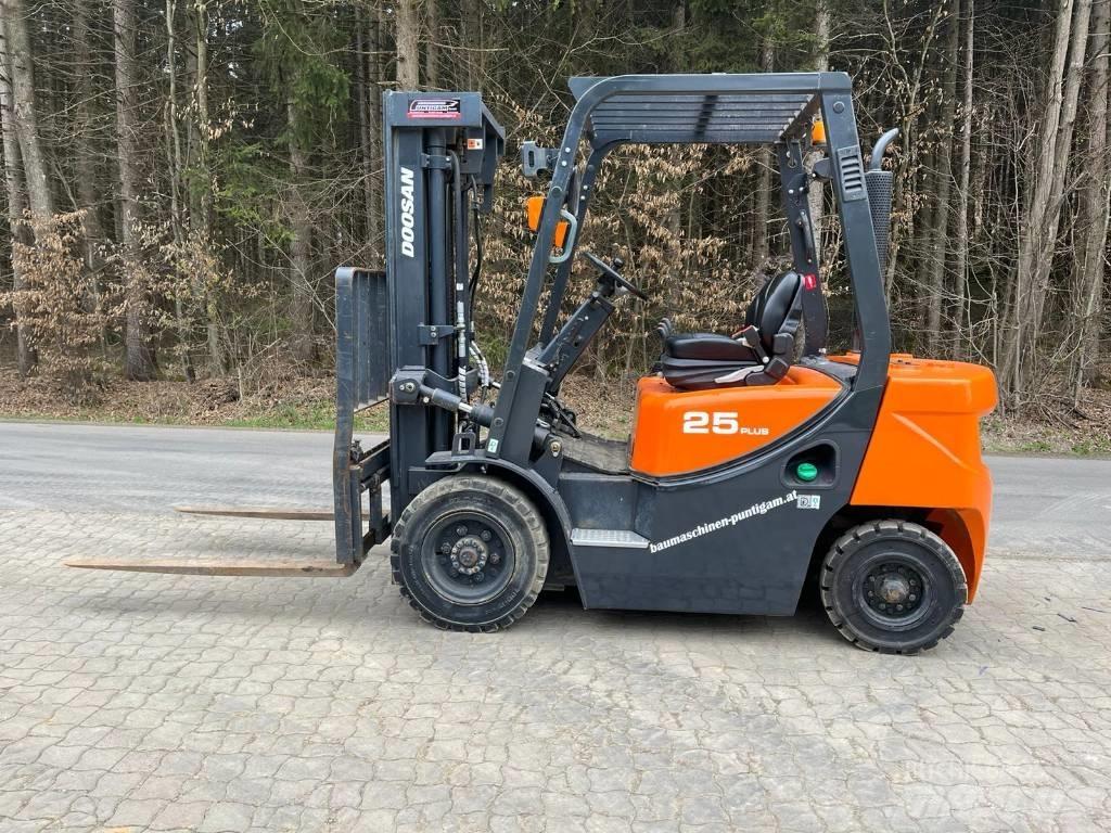 Doosan D 25 GP Diesel trucks