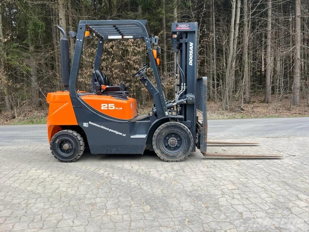 Doosan D 25 GP Diesel trucks