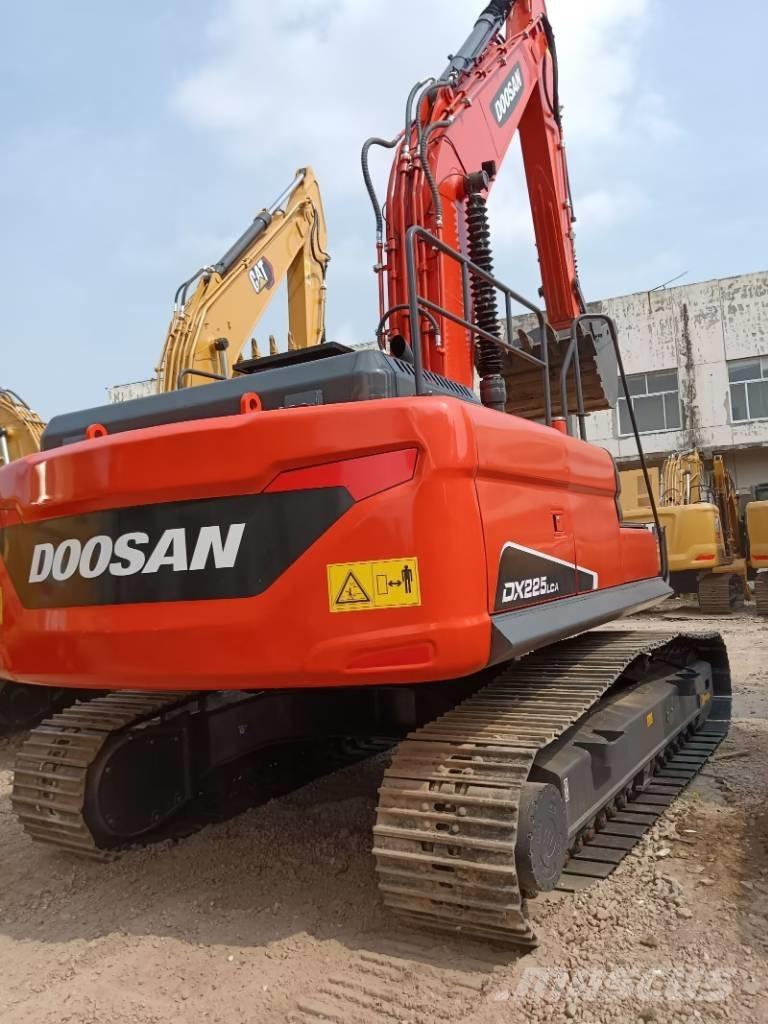 Doosan DX 225 LC Crawler excavators