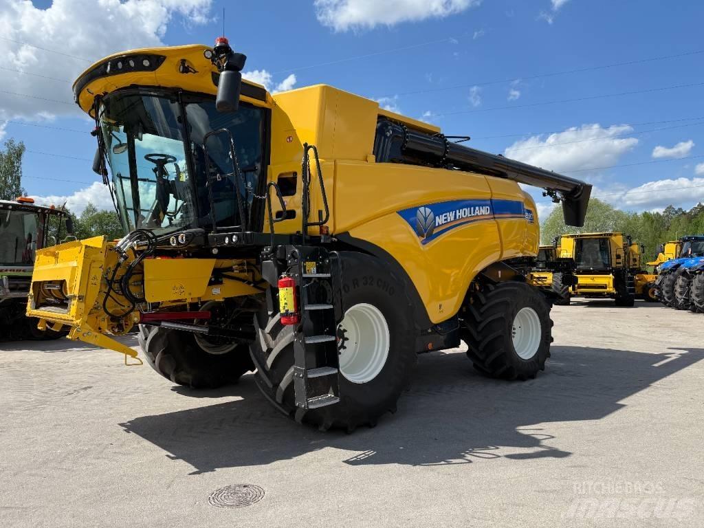 New Holland CX 8.90 Combine harvesters