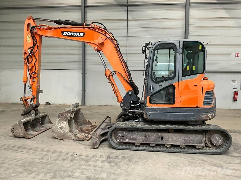 Doosan DX 80 R Mini excavators  7t - 12t