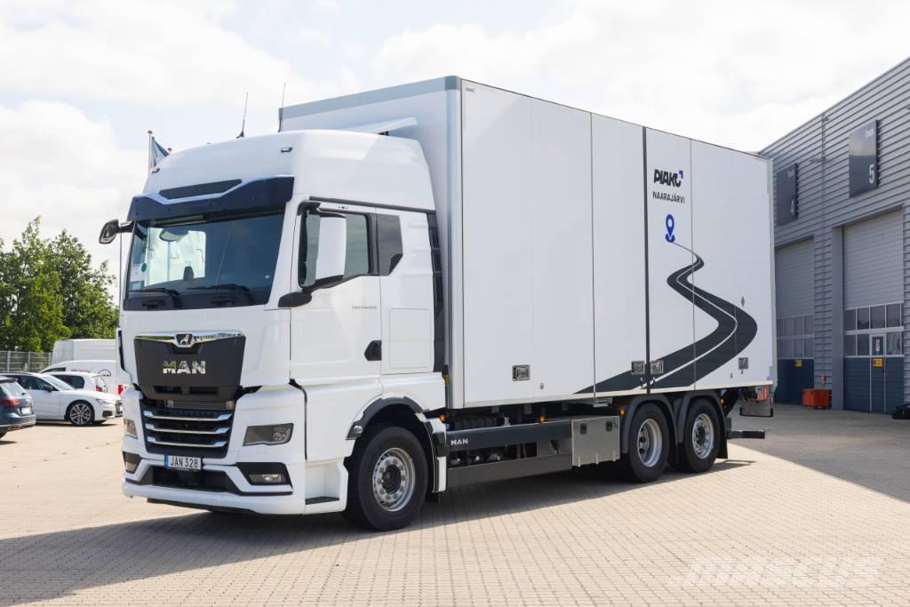 MAN TGX 26.520 6x2-4 Box trucks