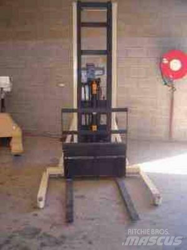 Crown 20MT110A Pedestrian stacker