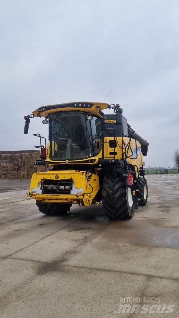 New Holland CR 8.80 Combine harvesters
