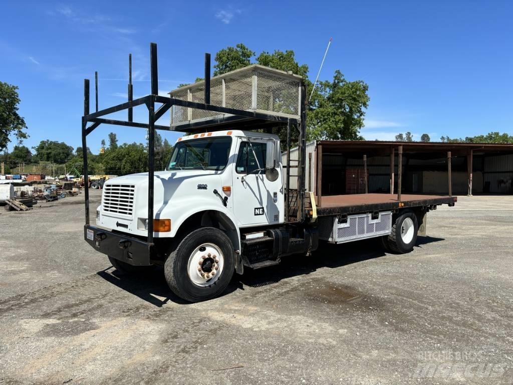 International 4900 Flatbed / Dropside trucks