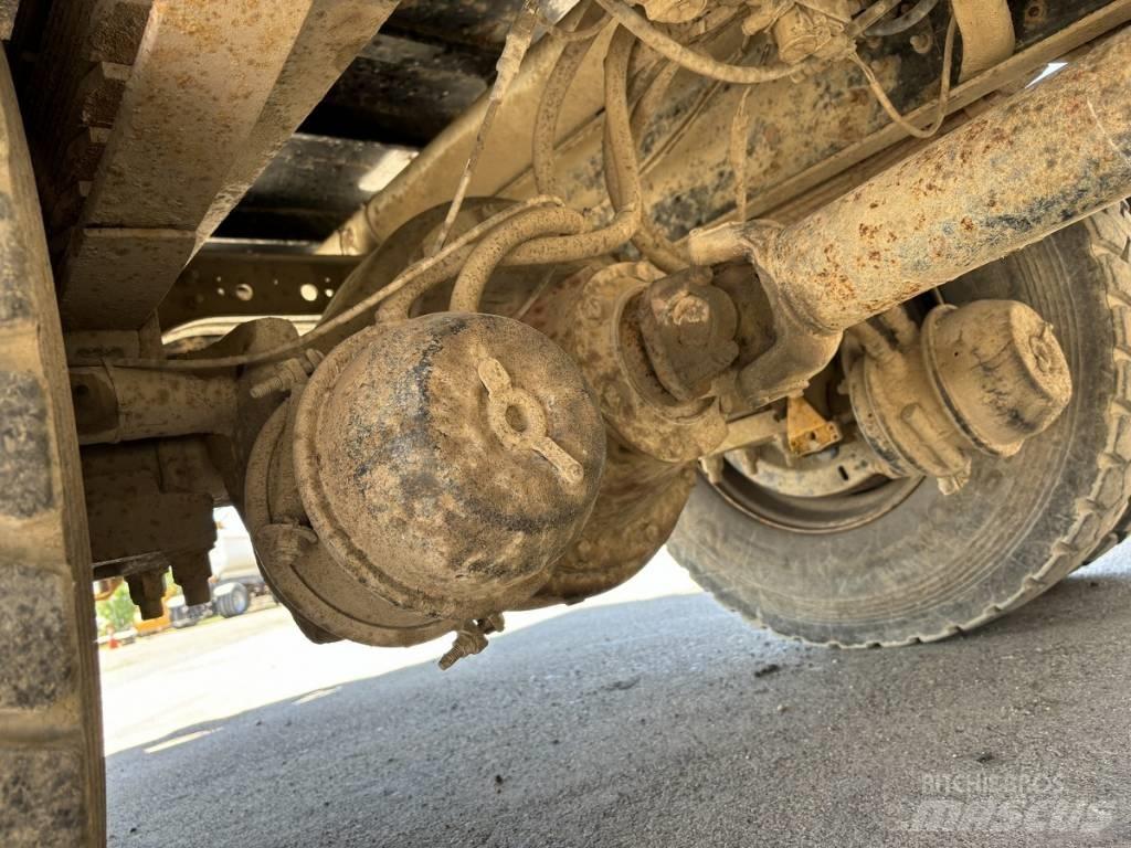International 4900 Flatbed / Dropside trucks