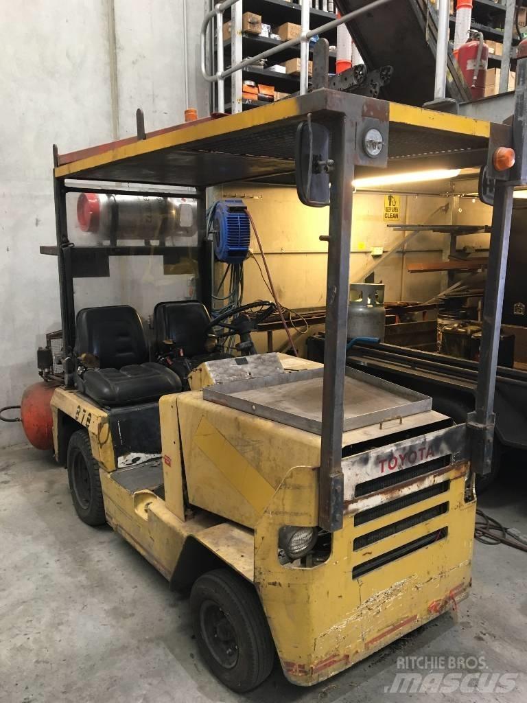 Toyota 2TG10 Tow truck