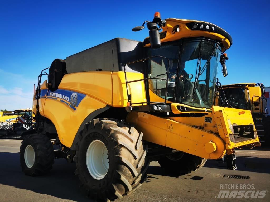 New Holland CX 8.90 Combine harvesters