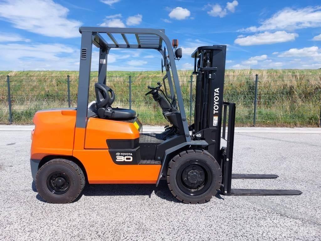 Toyota FDZN30 Diesel trucks