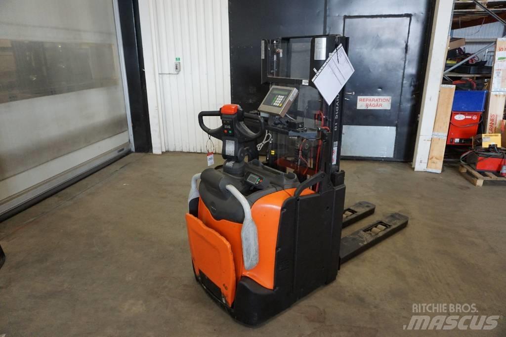 Toyota SPE200D Pedestrian stacker