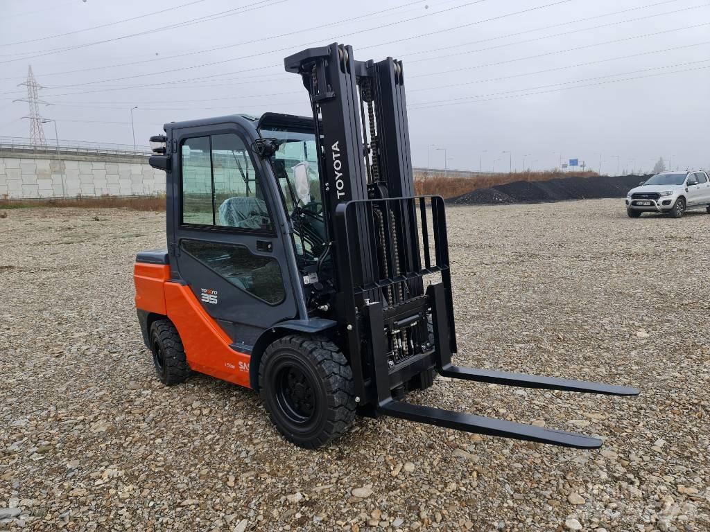 Toyota Tonero Reach truck