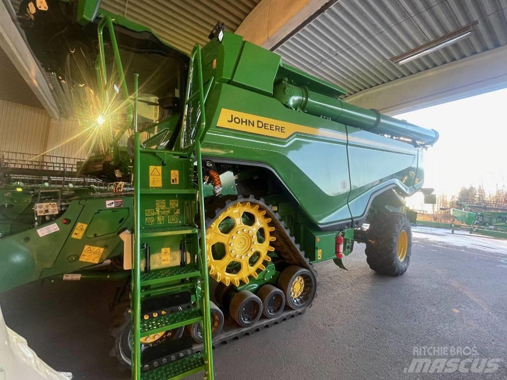 John Deere X9 1100 Combine harvesters
