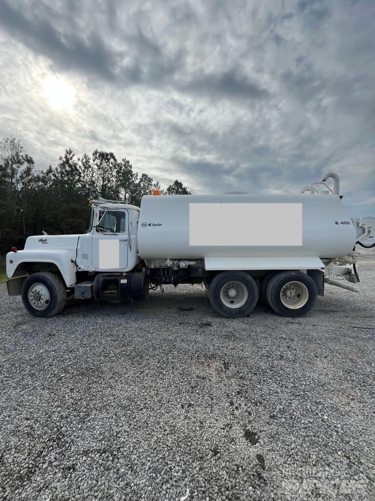 Mack RD 688 Water bowser