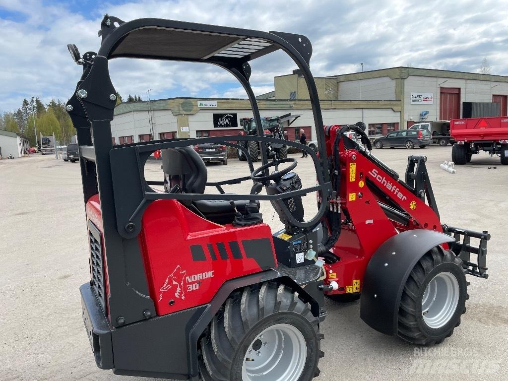 Schäffer Nordic 30 + Multi-purpose loaders