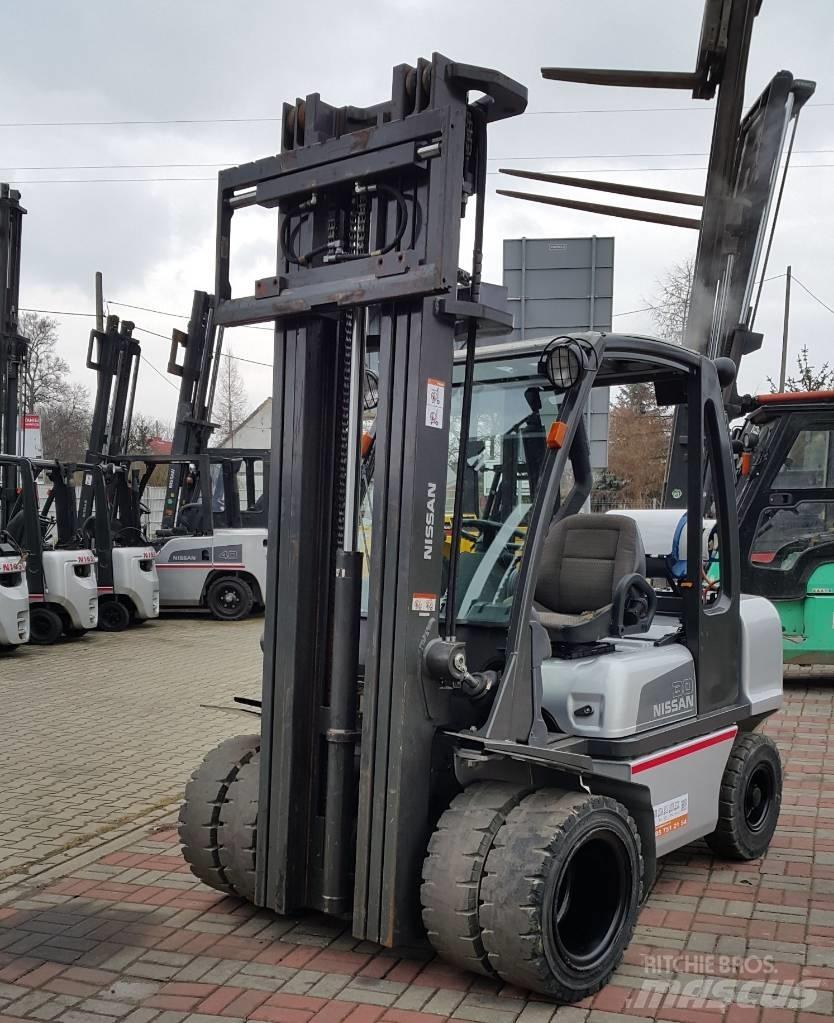 Nissan UGD02A30PQ LPG trucks
