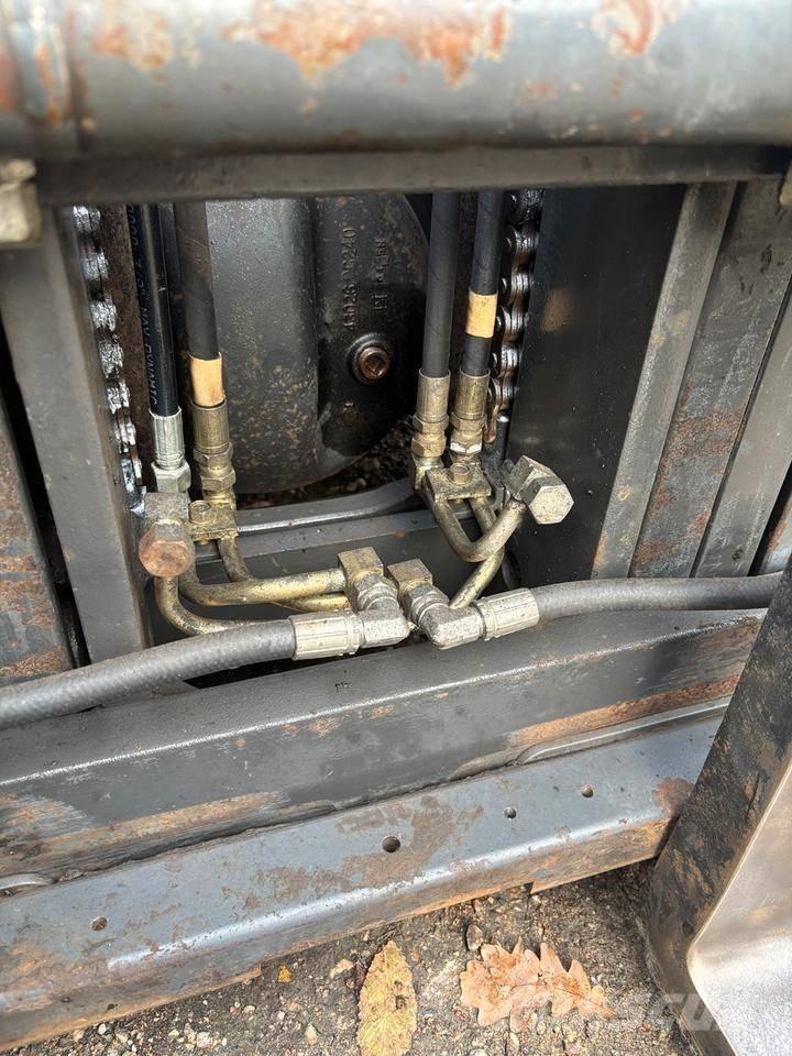 Nissan UGD02 A 30 PQ LPG trucks