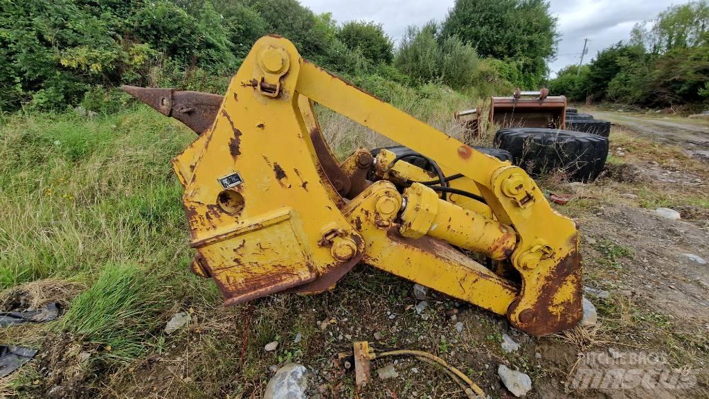 Komatsu D85 Chassis and suspension