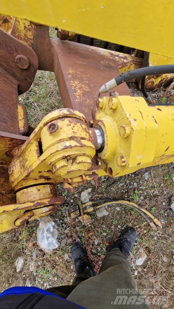 Komatsu D85 Chassis and suspension