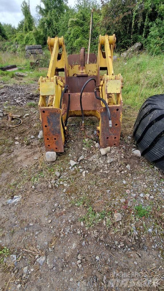 Komatsu D85 Chassis and suspension